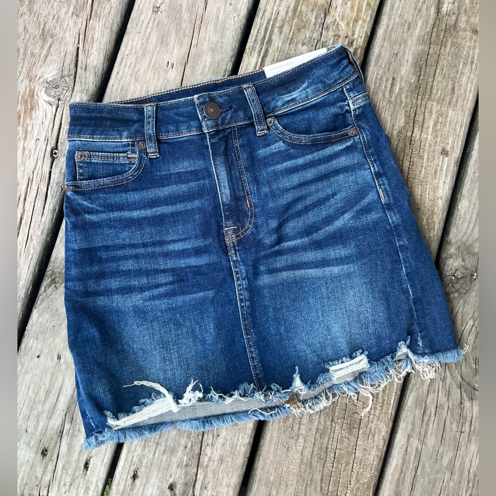 American Eagle Dark Blue Denim Distressed Mini Skirt NWT Womenās Sz 0 (25 Waist)